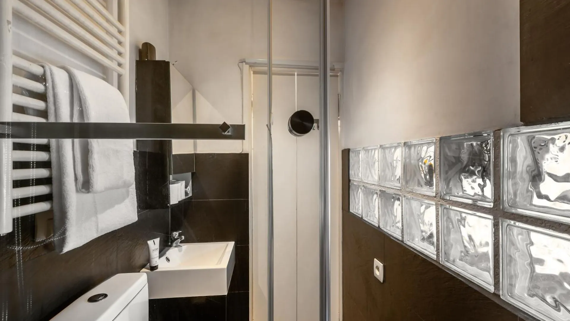 Charming In North Center Apartment *