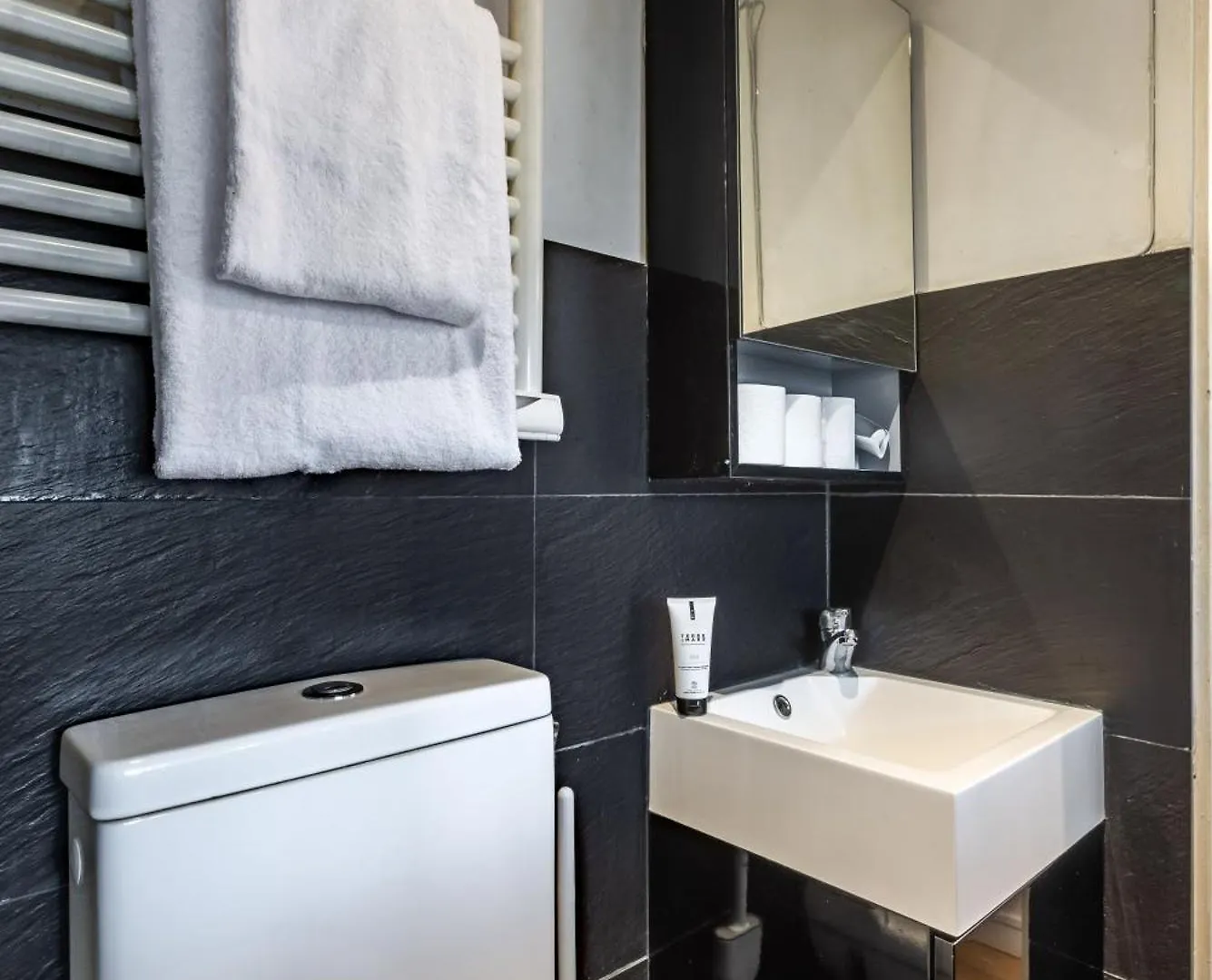 Charming In North Center Apartment